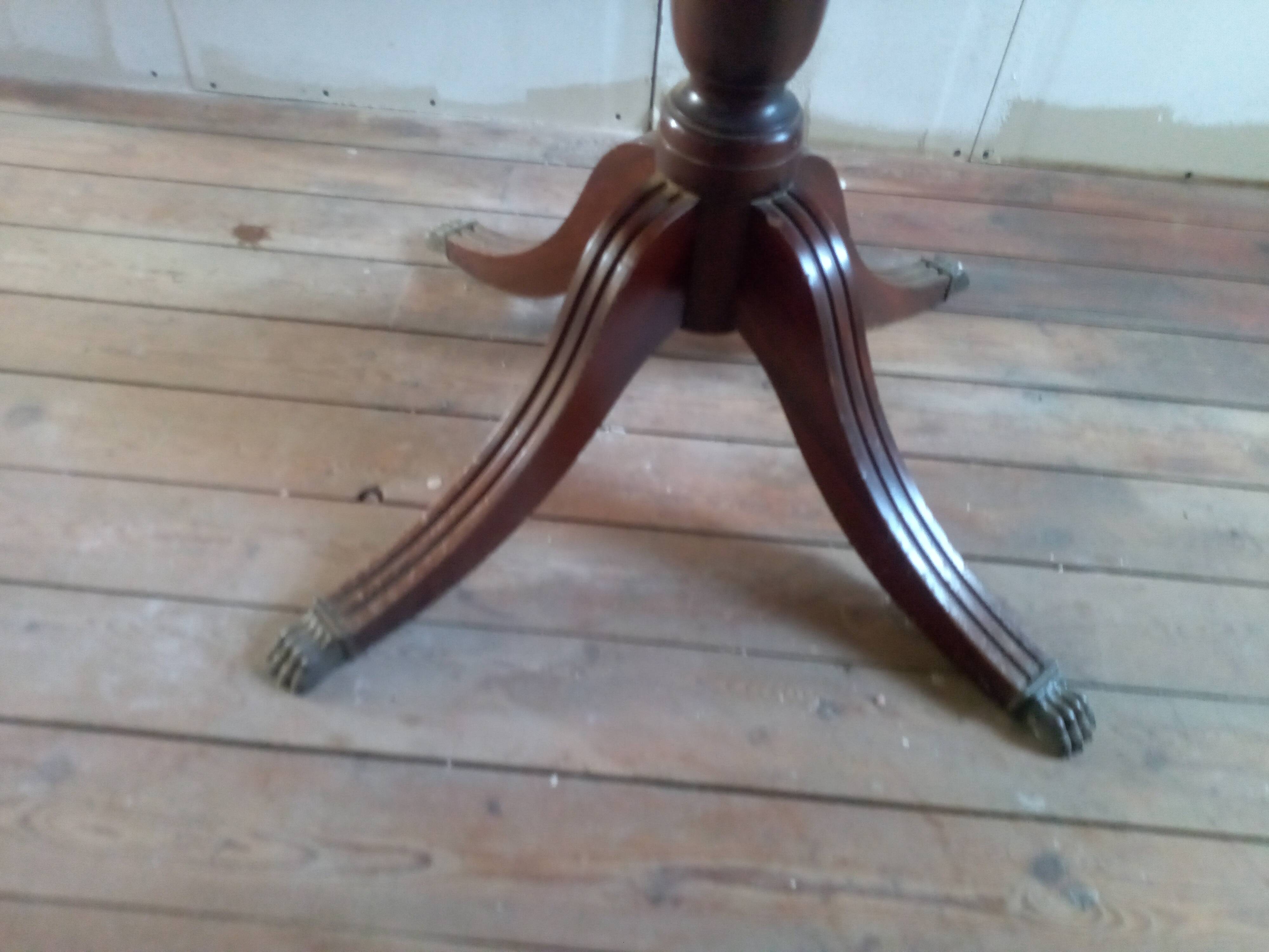 Extendable table with claw legs