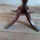 Extendable table with claw legs