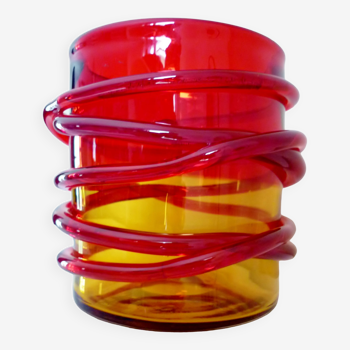 Vase design en verre soufflé, rouge rubis, orange, corde de verre appliqué