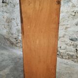 Armoire à rideau vintage en chêne français – meuble de rangement des années 1920 avec 12 étagères fixes et ferrures en laiton (42 × 38 × 118 cm)