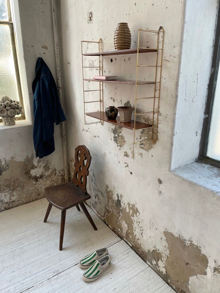 String-type wall shelf