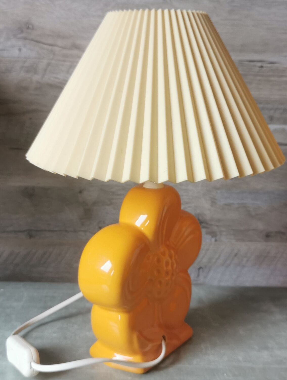 Vintage lamp flower marguerite