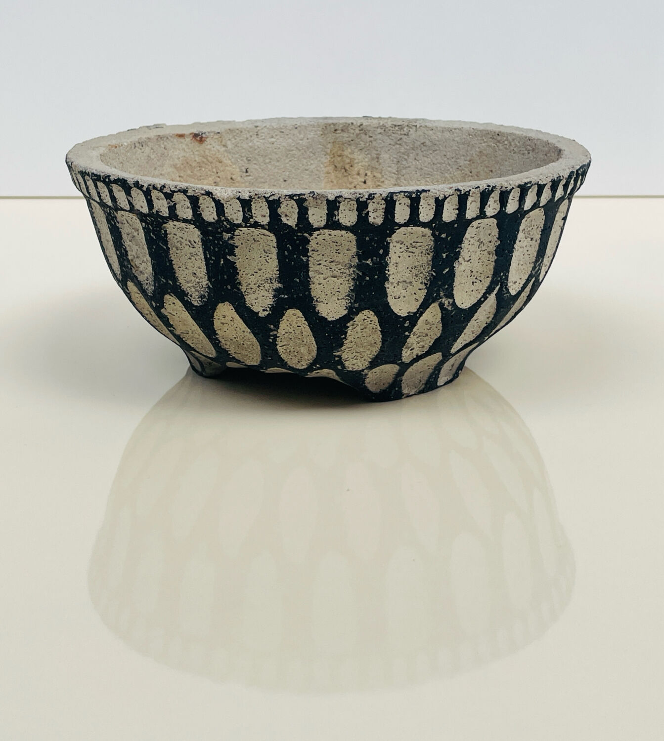 Cache-pot or planter in cement - tripod, brutalist - 1950