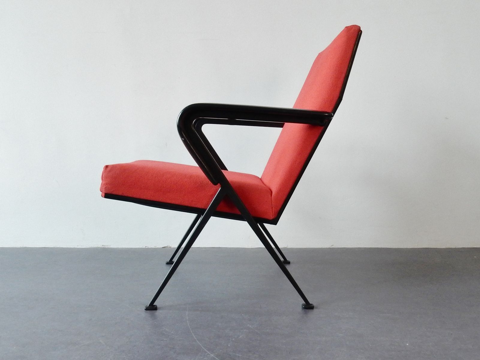 Model chair resting by Friso Kramer for Ahrend de Cirkel 1965