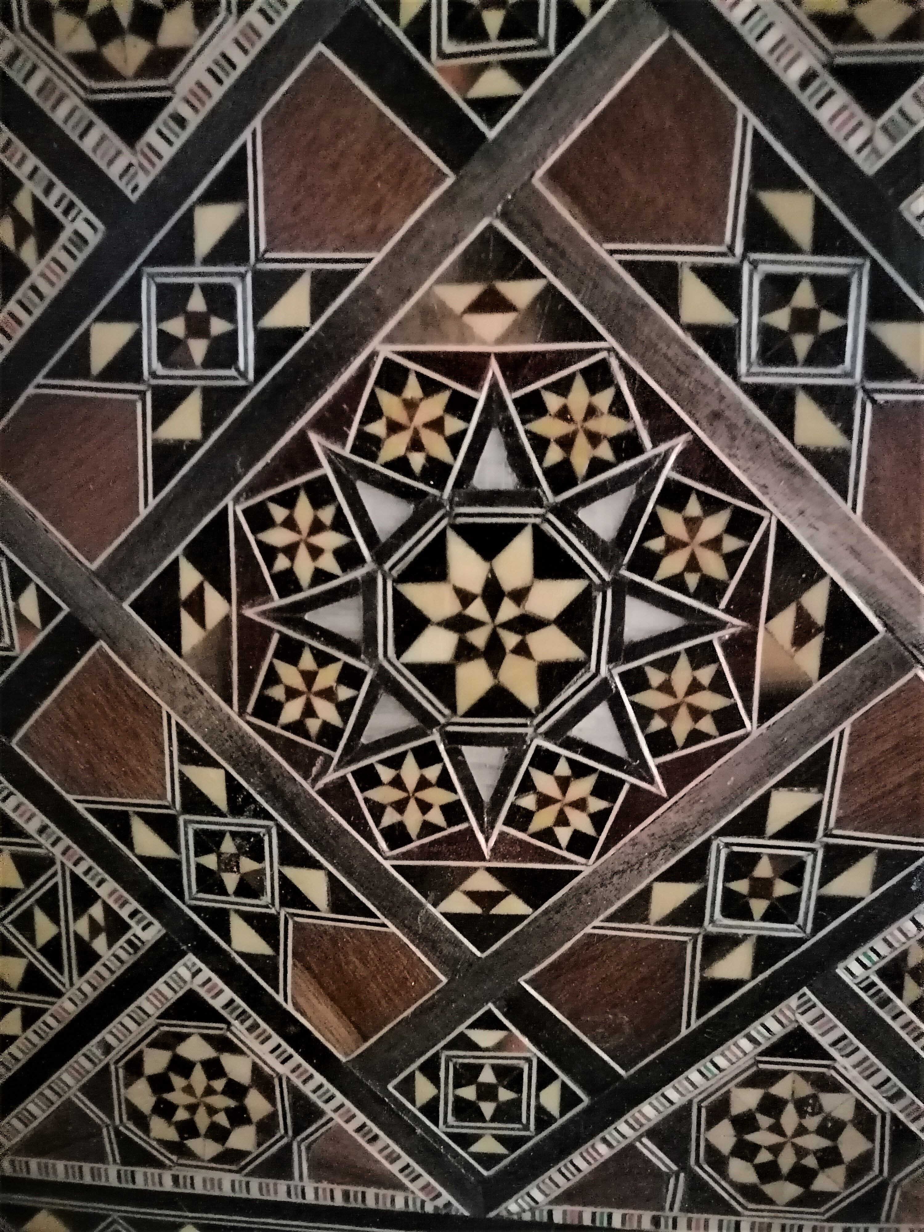 Syrian service tray in fine marquetry. First half of the twentieth century.