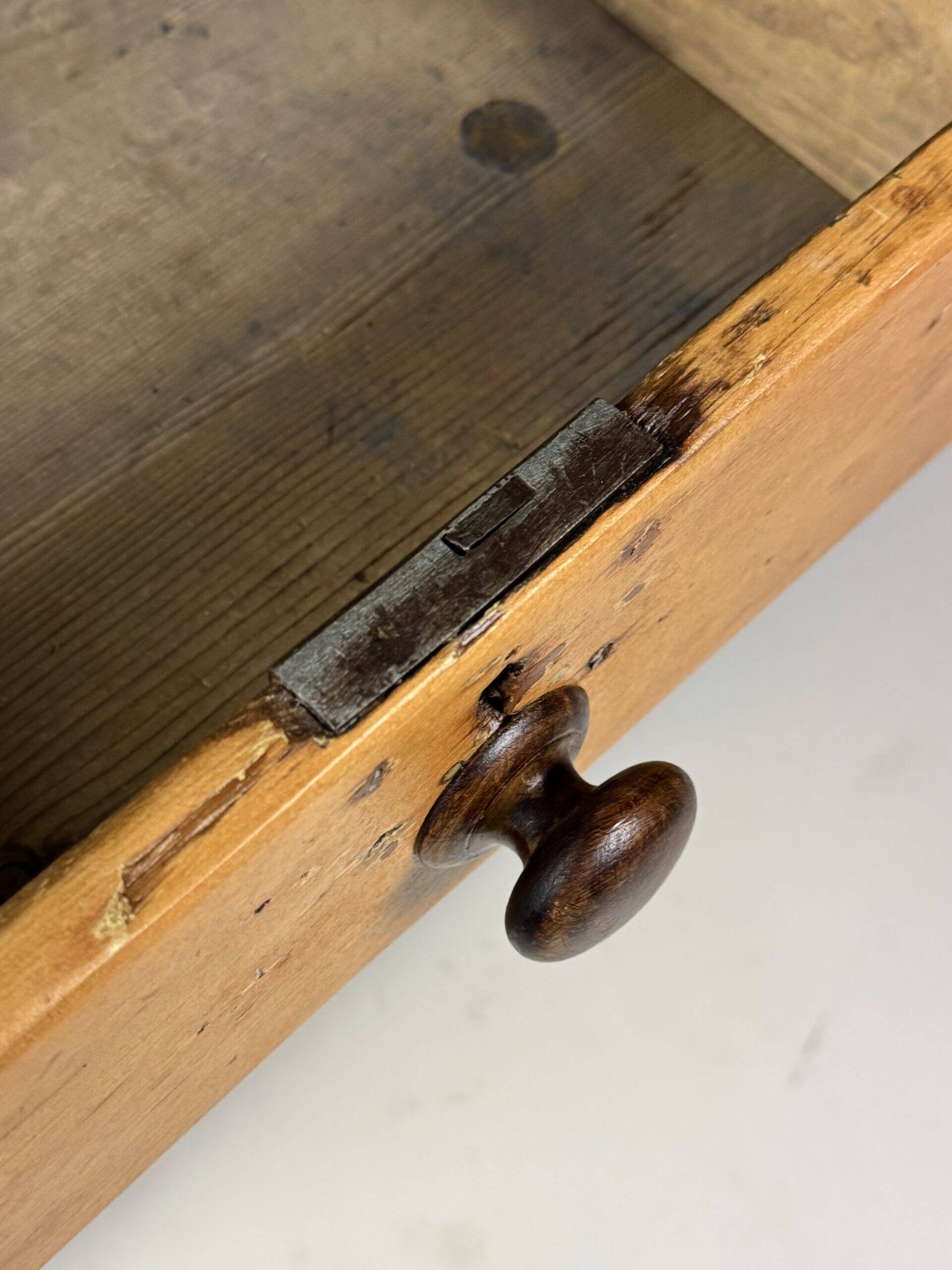 Pine commode English