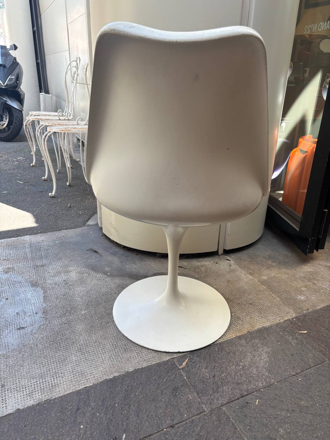 Round table set with 4 chairs E. Saarinen