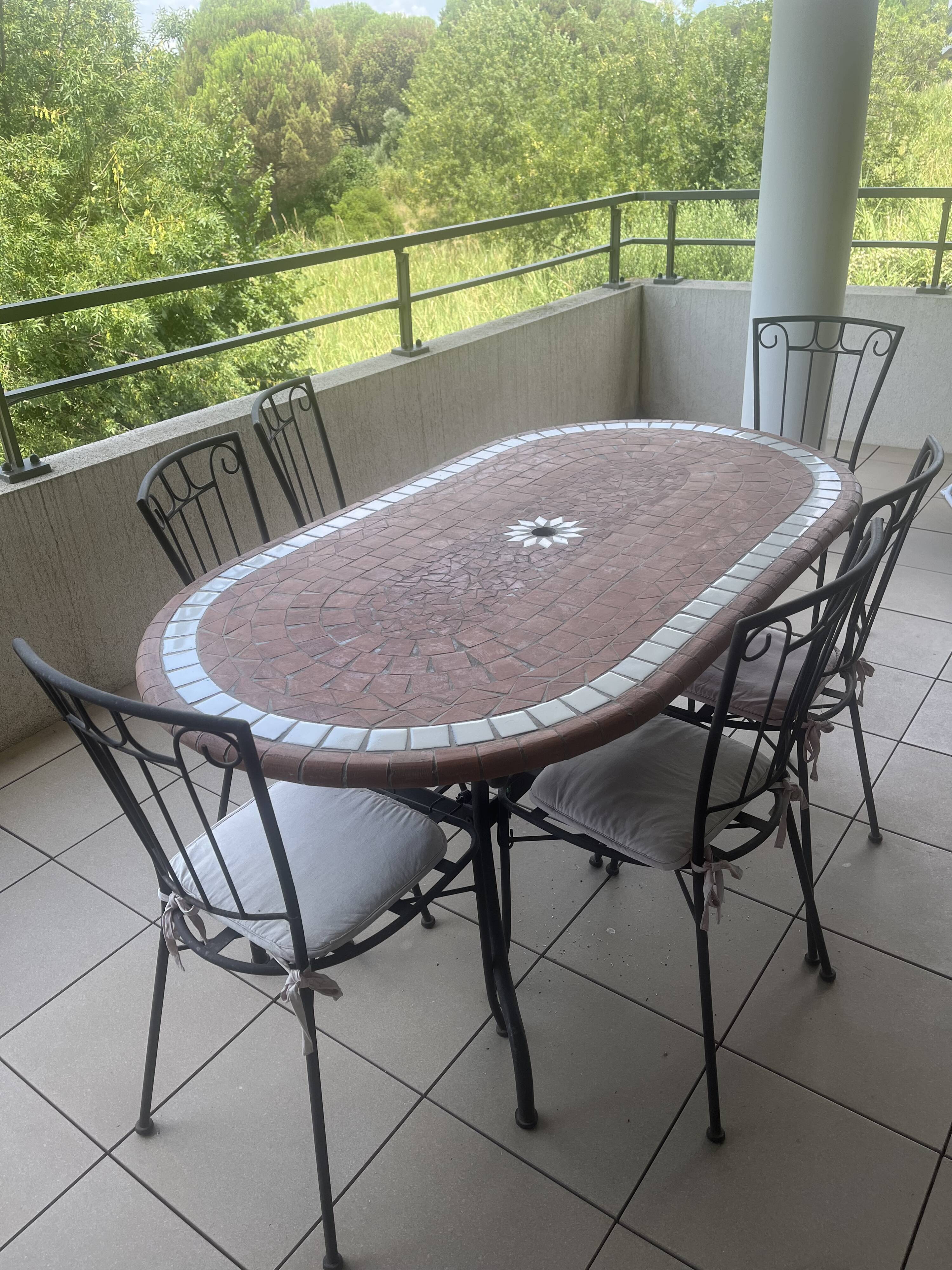 Table ovale en mosaïque et 6 chaises