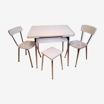 Table en formica blanc avec 2 chaises et un tabouret