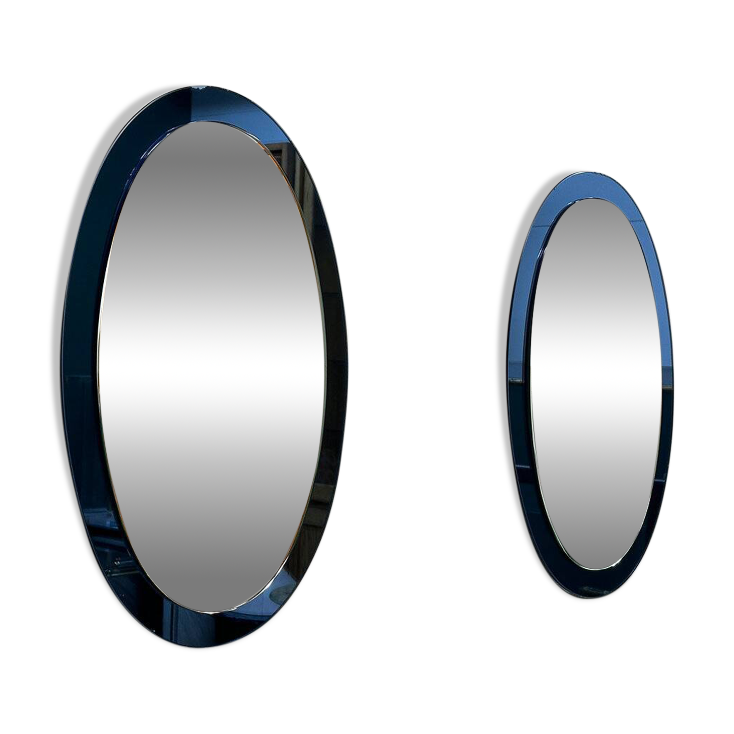 Rare paire de miroirs ovales bleus italiens, attribués à Cristal Arte, années 1970