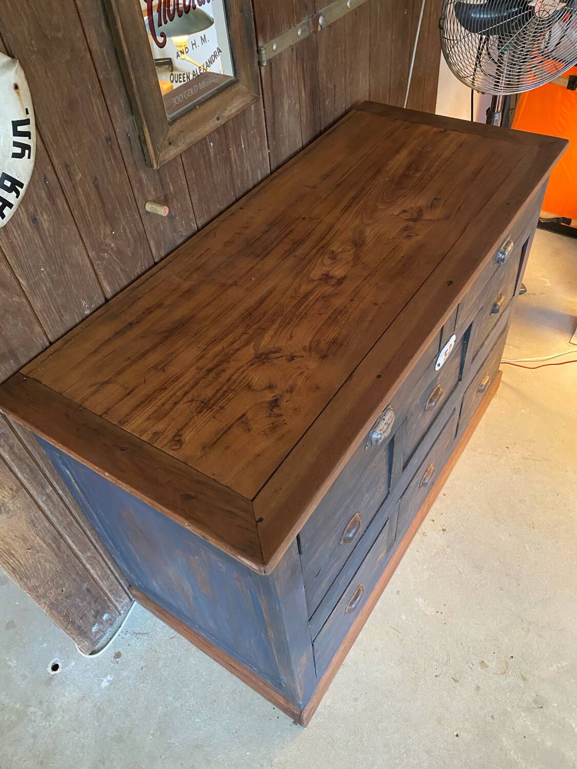 Meuble de métier grands tiroirs. Atelier de menuiserie, quincaillerie