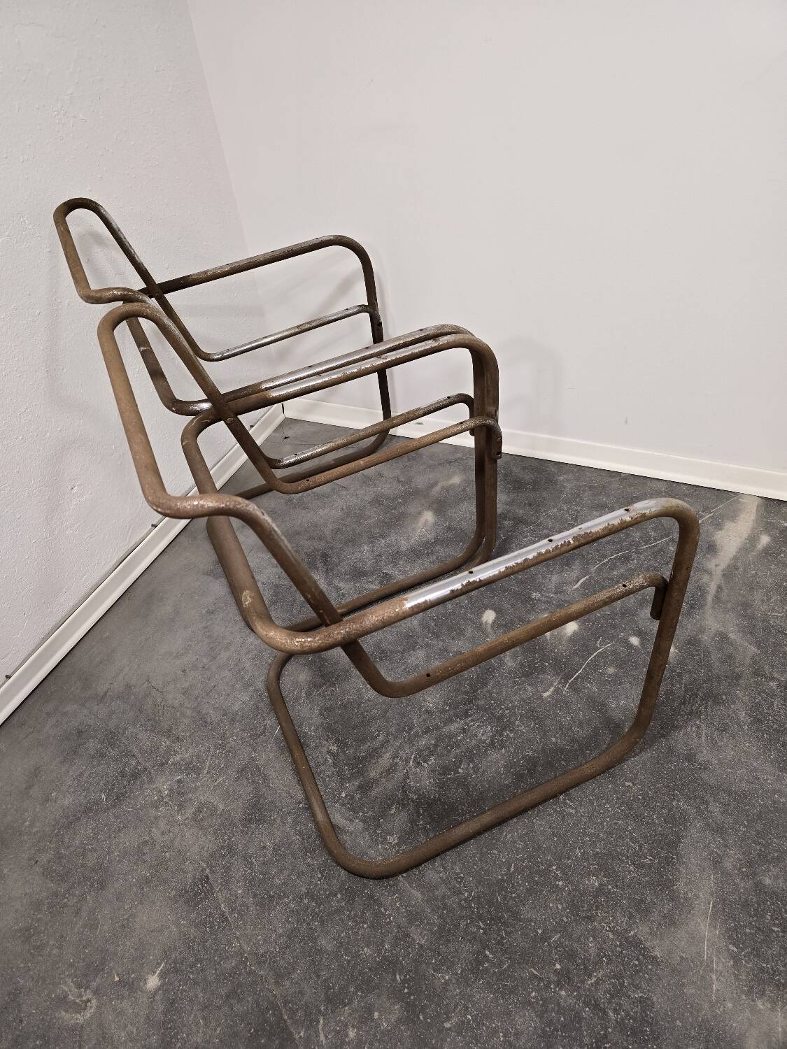 Paire de chaises B34 des années 1950