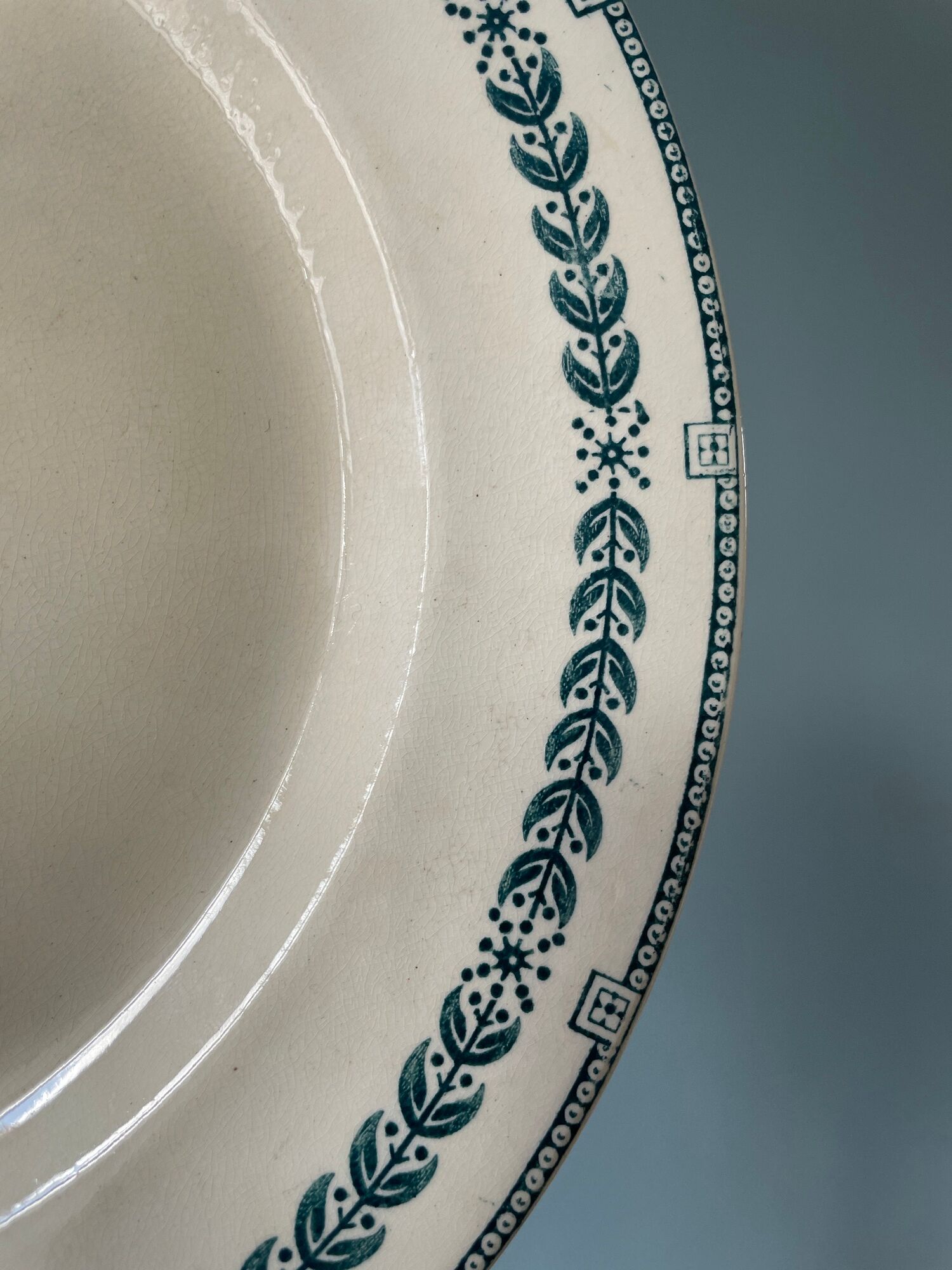 Set of 16 flat plates Terre de Fer, Service Condé Salins