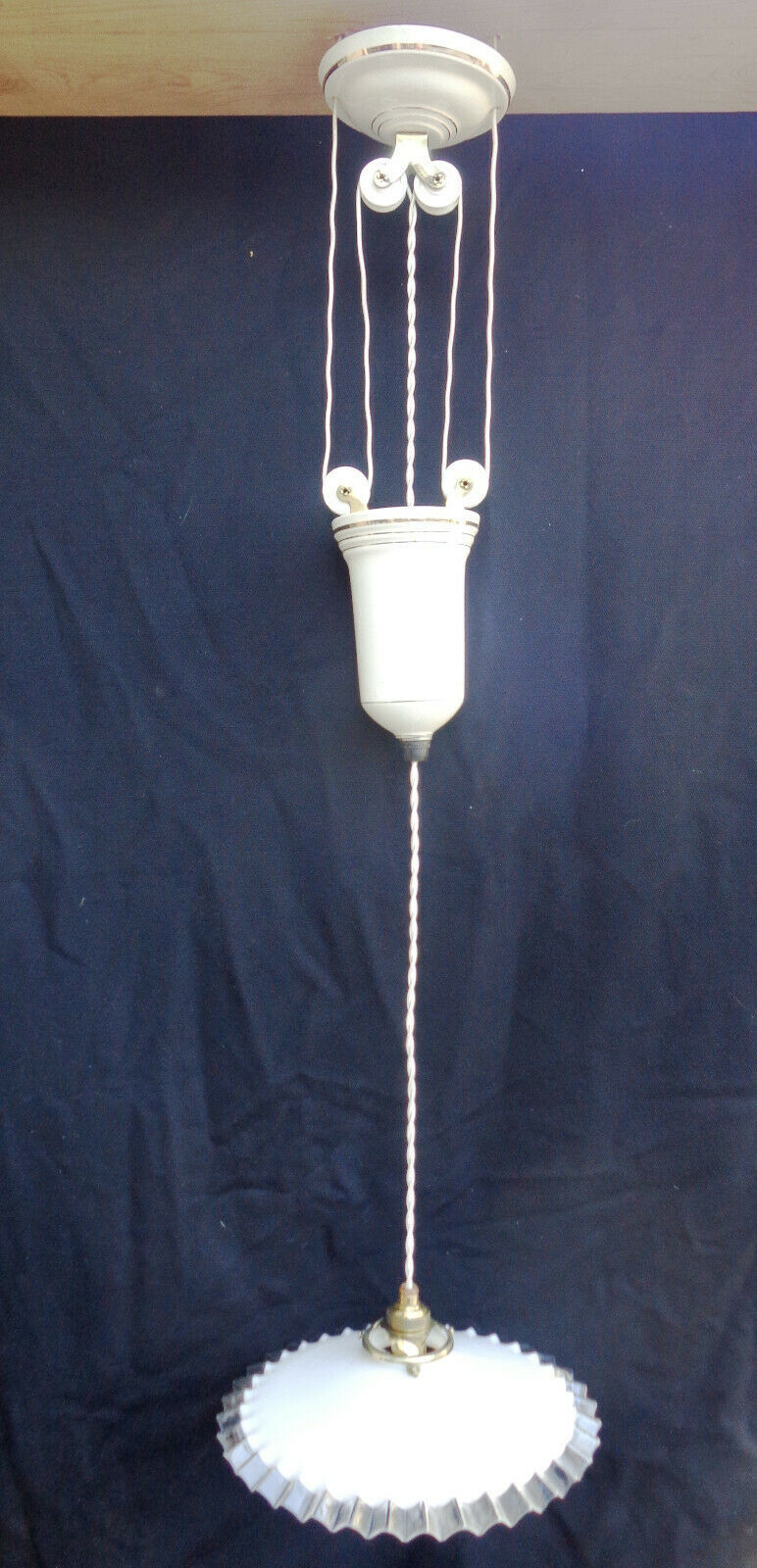 Shine hanging lamp rises and falls