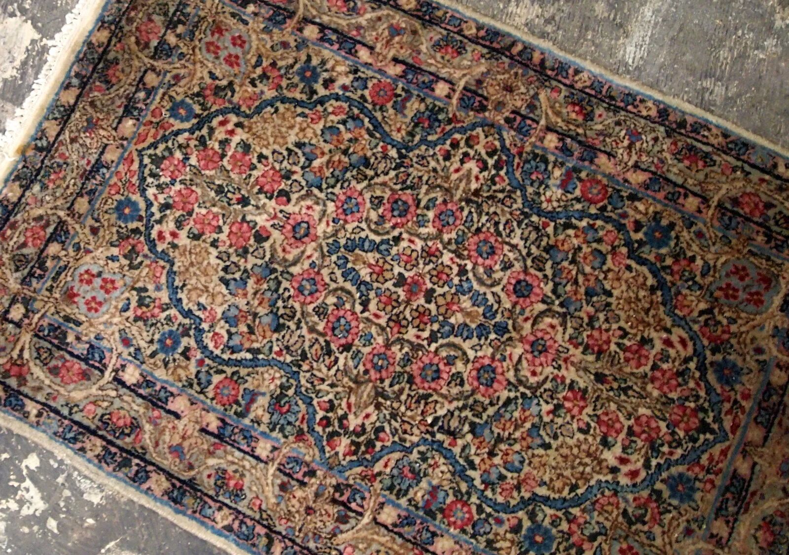 Handmade antique Persian Kerman rug 2.1' x 3.2' (64cm x 97cm) 1920s - 1B704