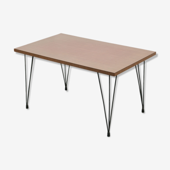 Table basse minimaliste du milieu du siècle