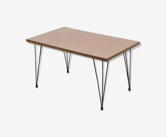 Table basse minimaliste du milieu du siècle
