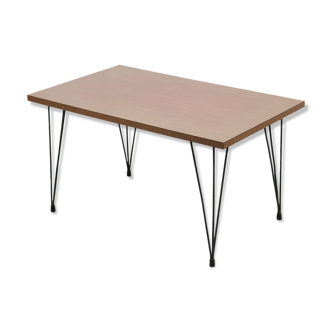 Table basse minimaliste du milieu du siècle