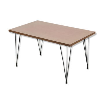 Table basse minimaliste du milieu du siècle