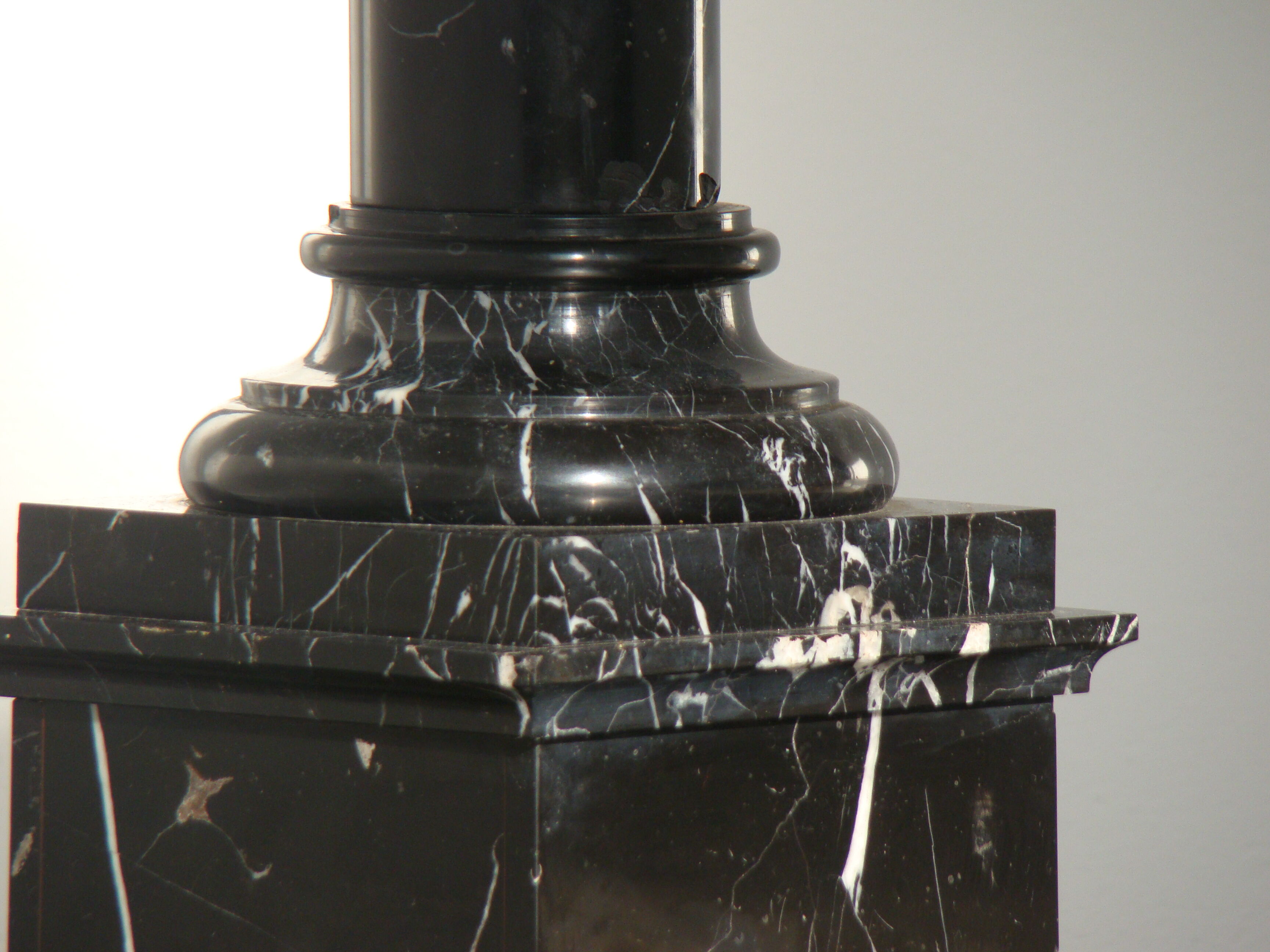 Pilier ou colonne en marbre noir