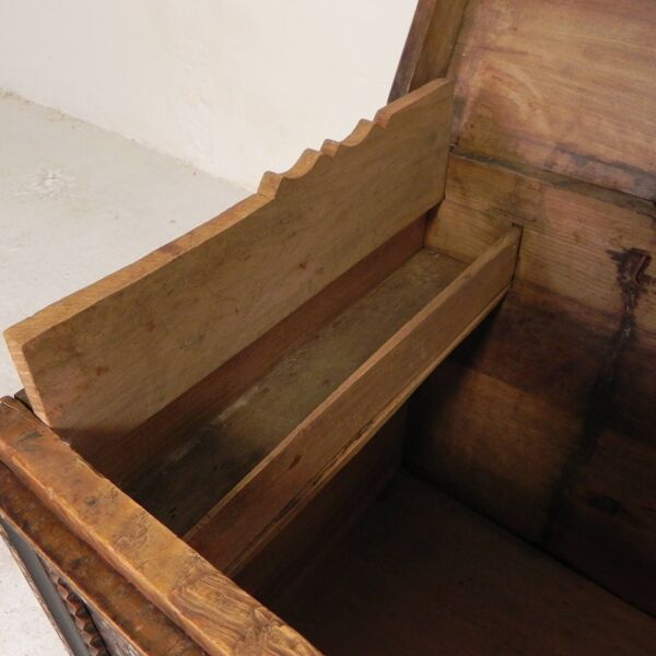 Coffre de mariage syrien du 19e siècle avec incrustation de nacre