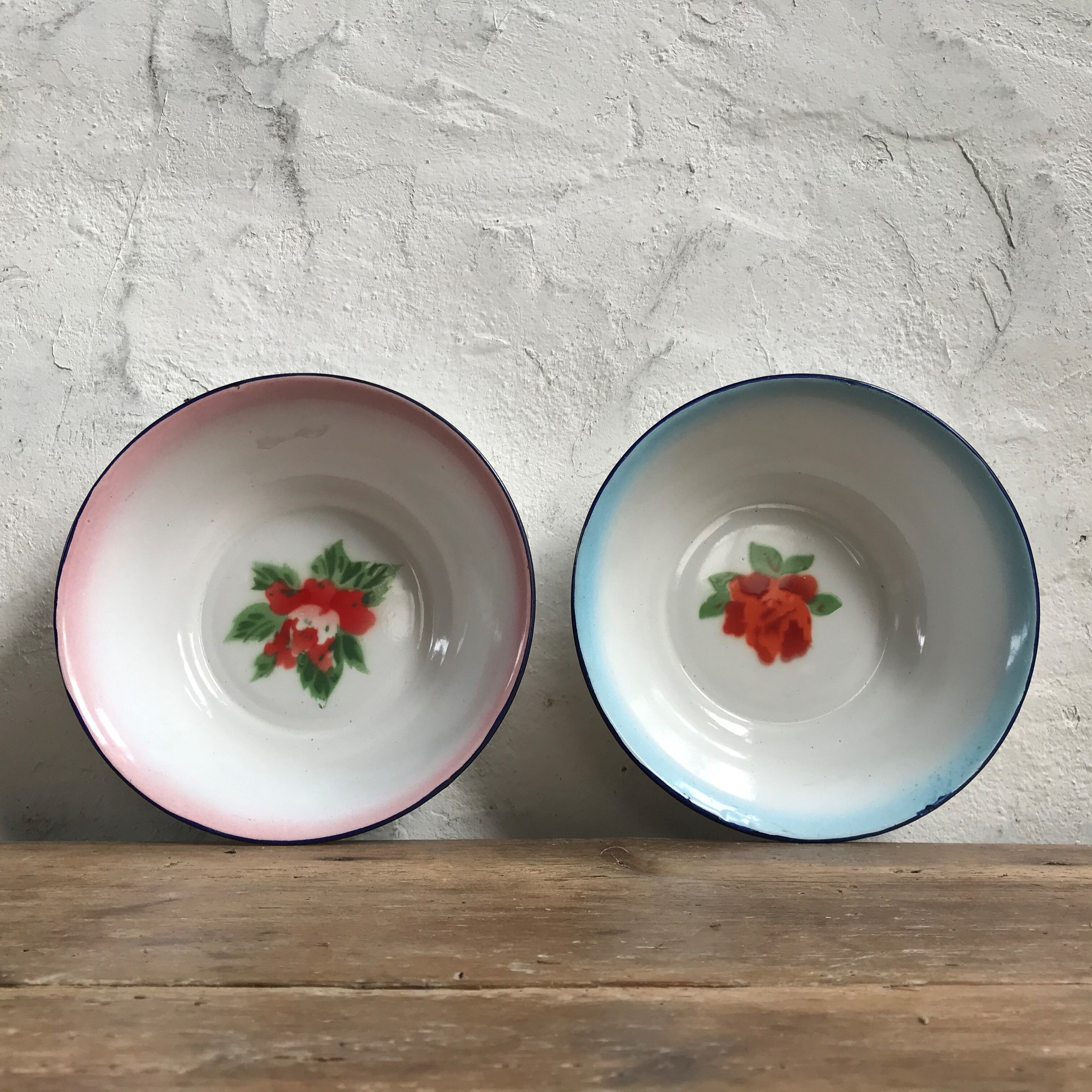 Pair of hollow plates in enamelled sheet metal