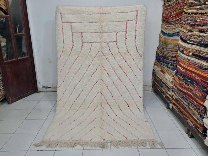 Tapis berbère marocain d’atlas avec magnifique dessin taille 150/250 cm