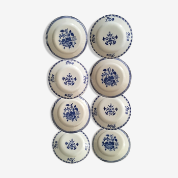 Huit assiettes plates anciennes fleuries en bleu