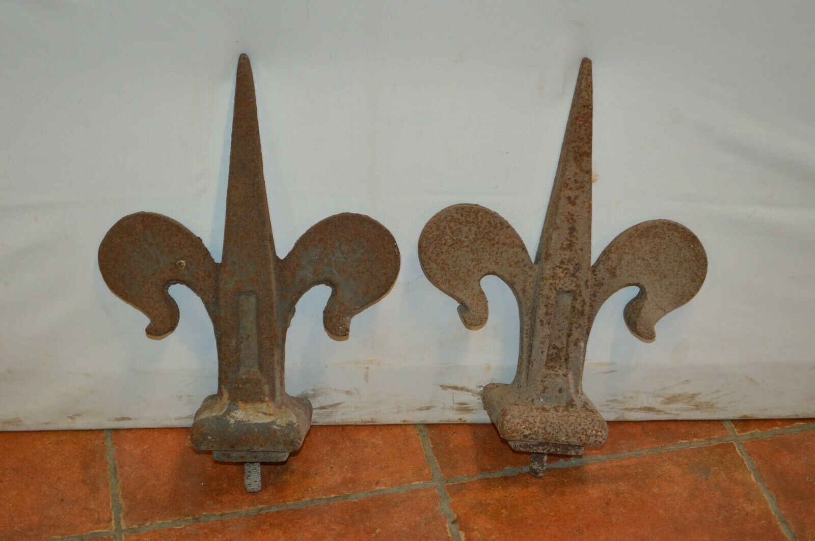 cast iron fleurs-de-lis (pair)