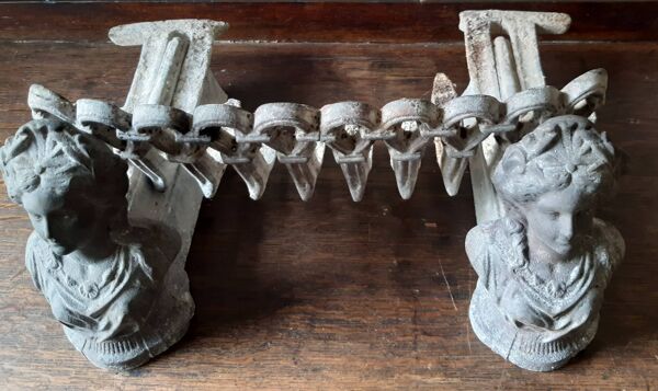 Paire de chenets et son porte buche