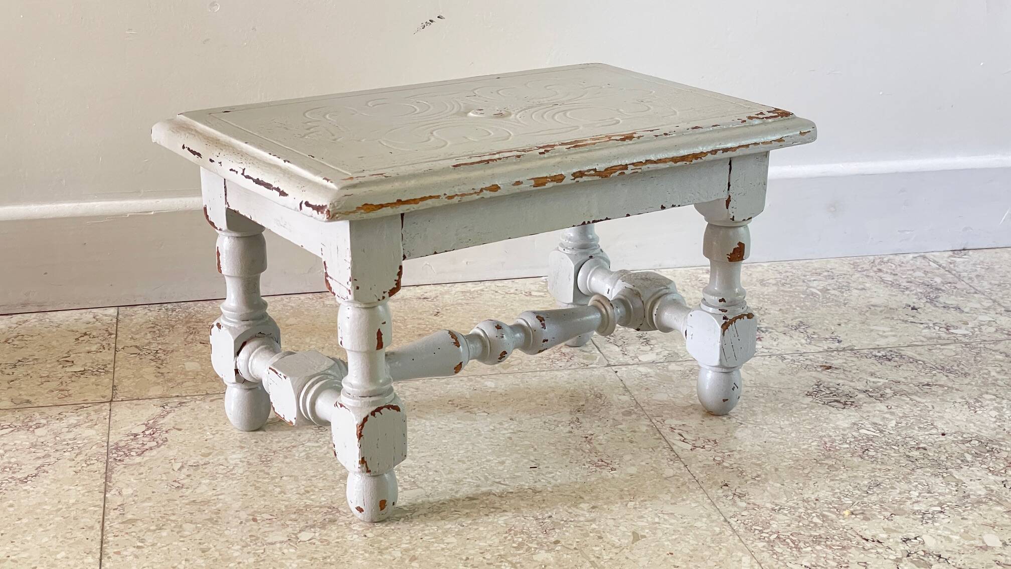 Tabouret vintage gris perle patiné