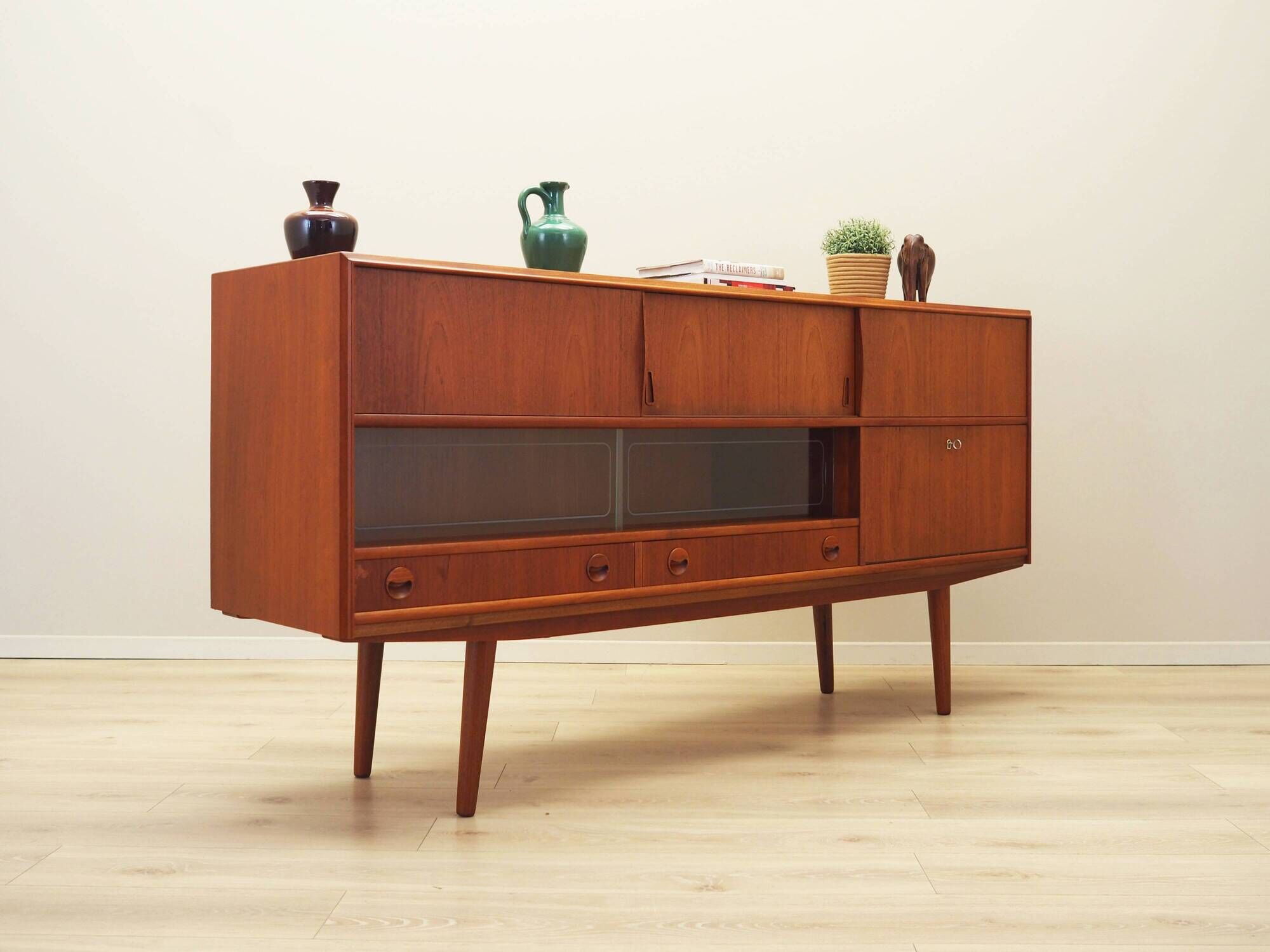 Buffet haut en teck, design danois, années 1970, production : Danemark