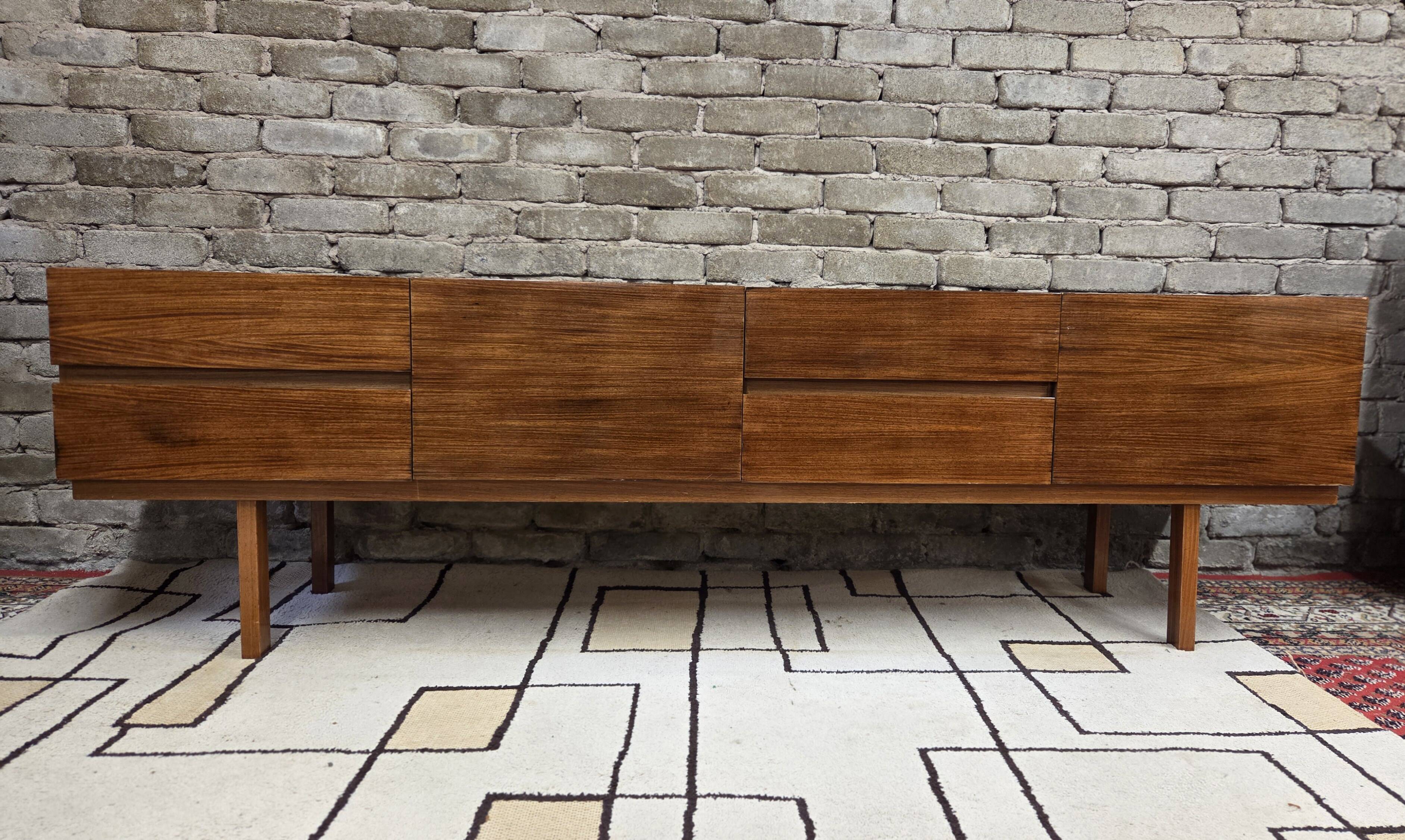 Vintage Scandinavian lowboard in teak – Minimalist sideboard from the 60s/70s.
