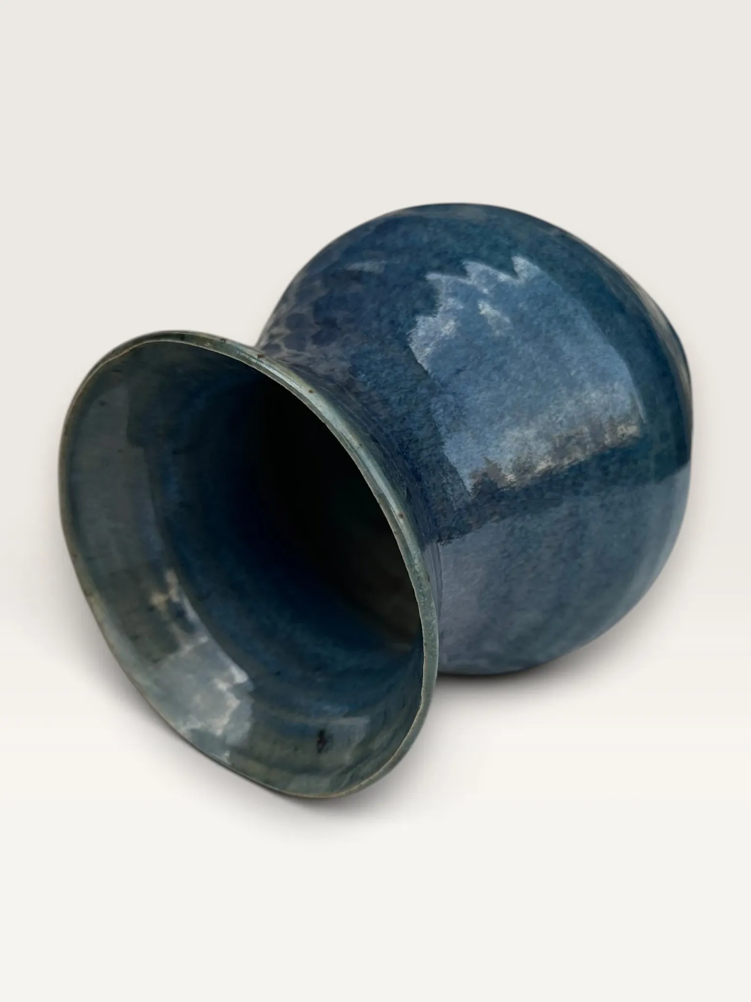 Vase artisanal en grès émaillé bleu, signé