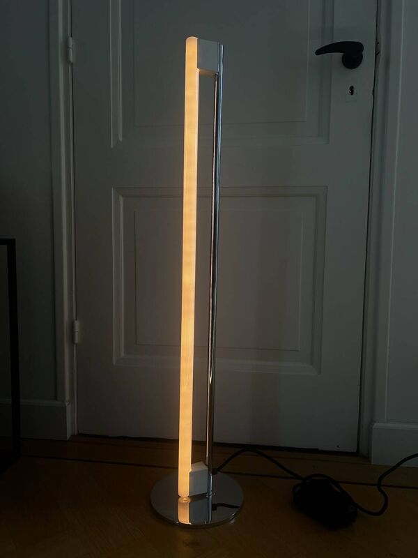 Lampe de sol Tube Light emblématique par Eileen Gray (vers 1927)
