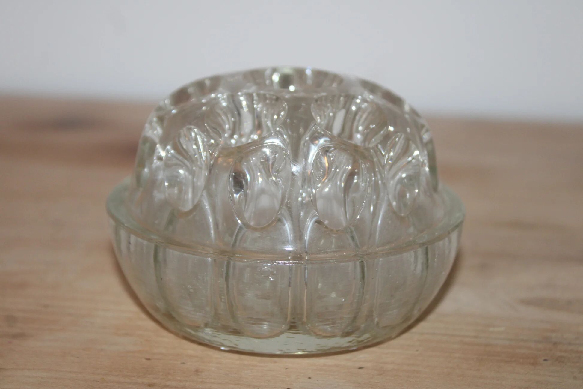 Vintage clear moulded glass flower holder – Flower holder – Ø 10 cm