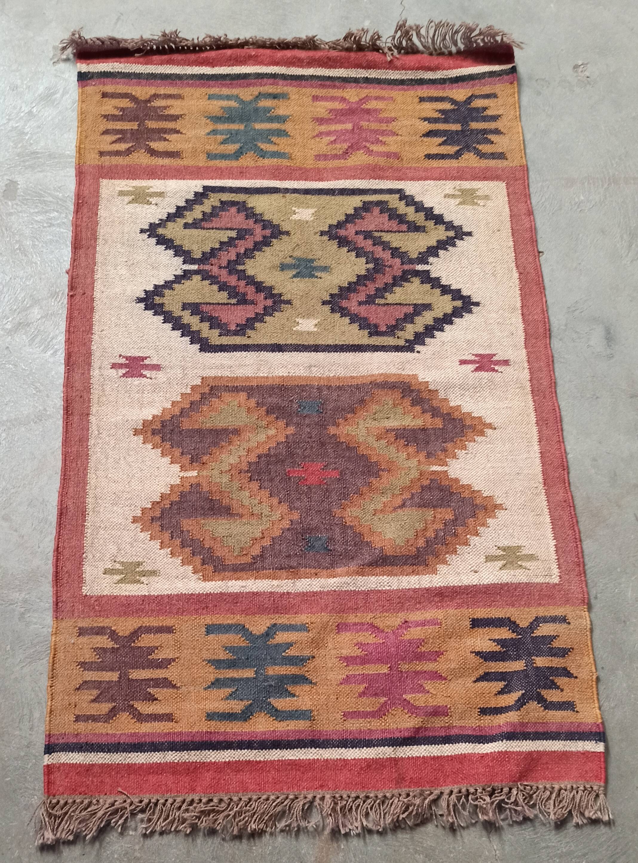 Tapis kilim en toile de jute et coton. 93cm x 162cm