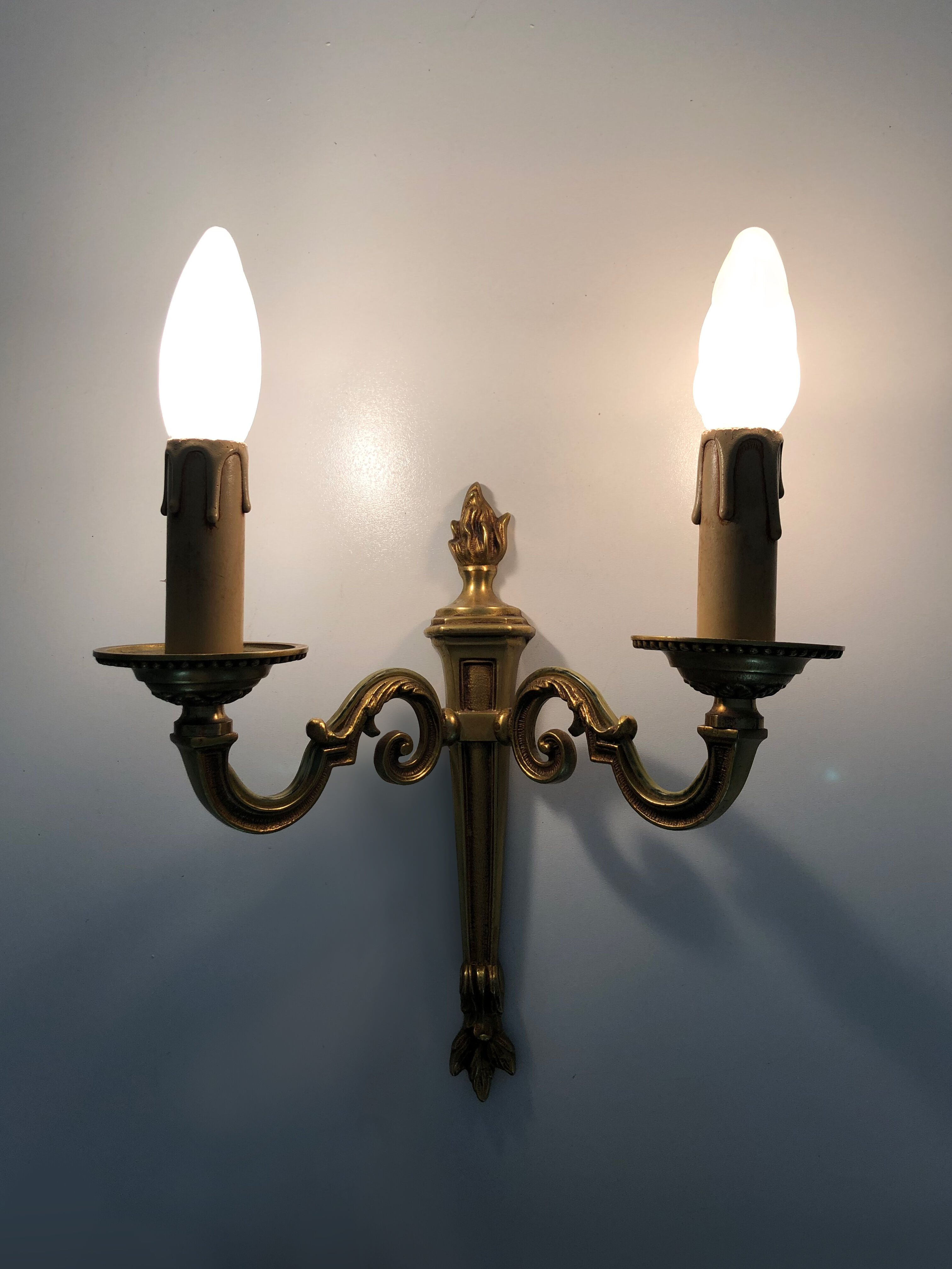 Old pair of wall sconces pot à feu, bronze with 2 candles, year 50 60