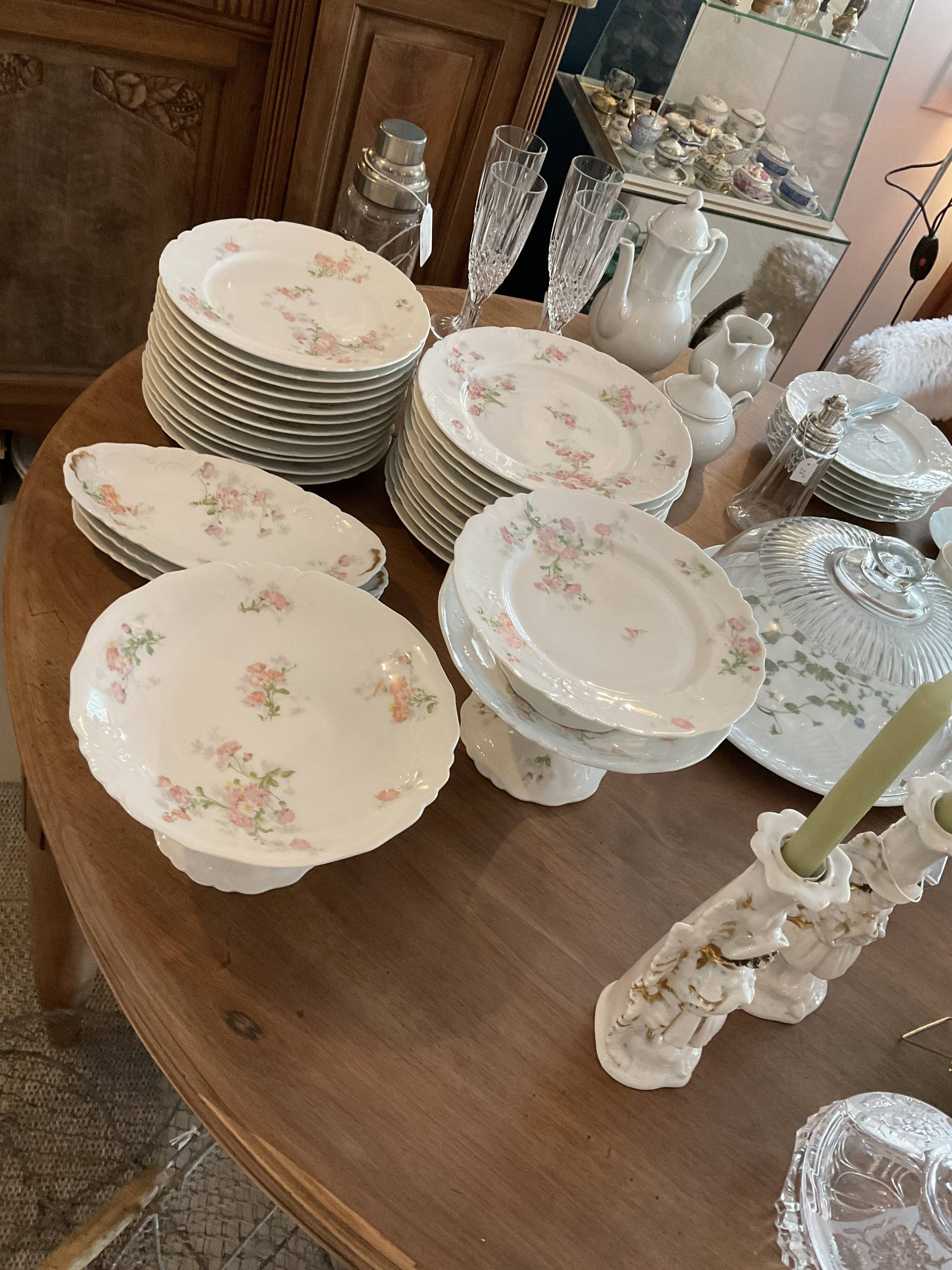 6 Flat plates diameter 22 cm .porcelain