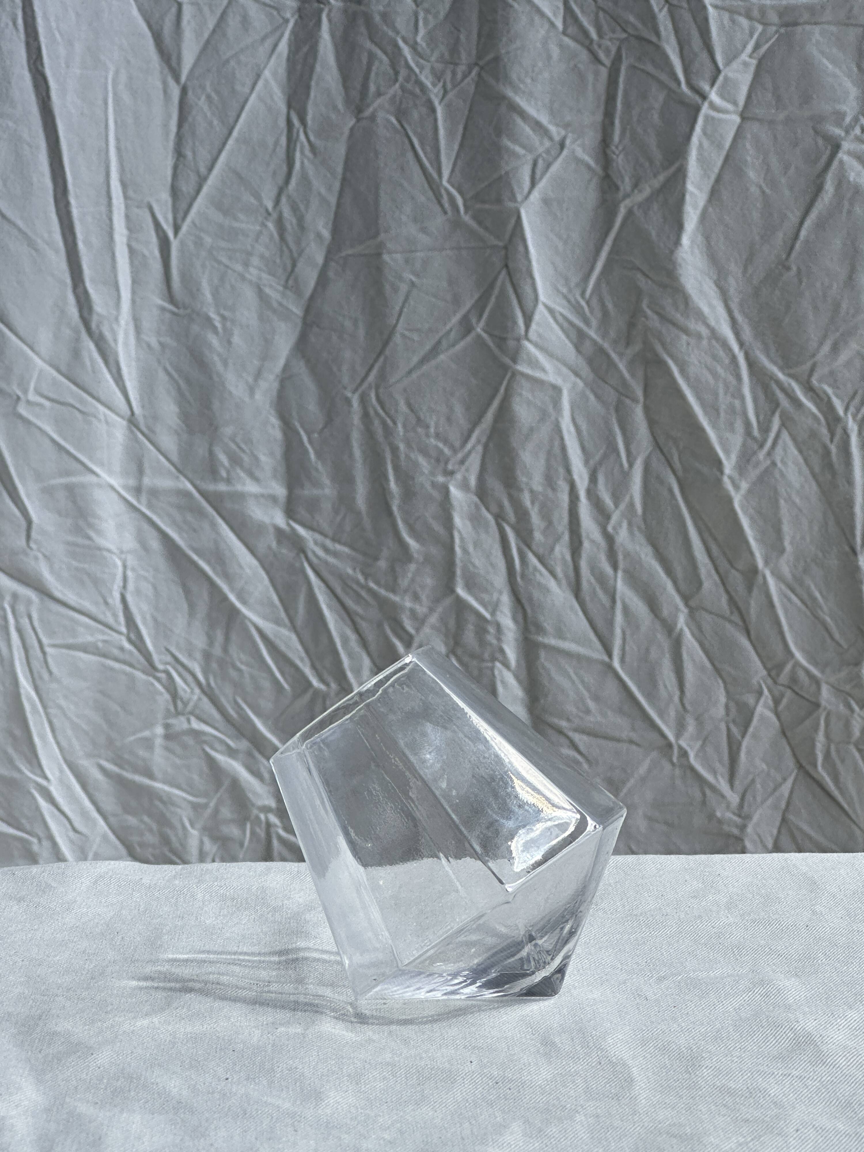 Small geometric carafe with diamond-shaped stopper and its 4 glasses