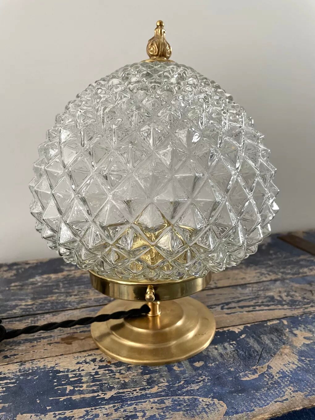 Table lamp diamond tip globe