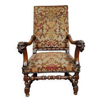 Fauteuil Renaissance en noyer sculpté à décor de têtes de lion, époque XIXème