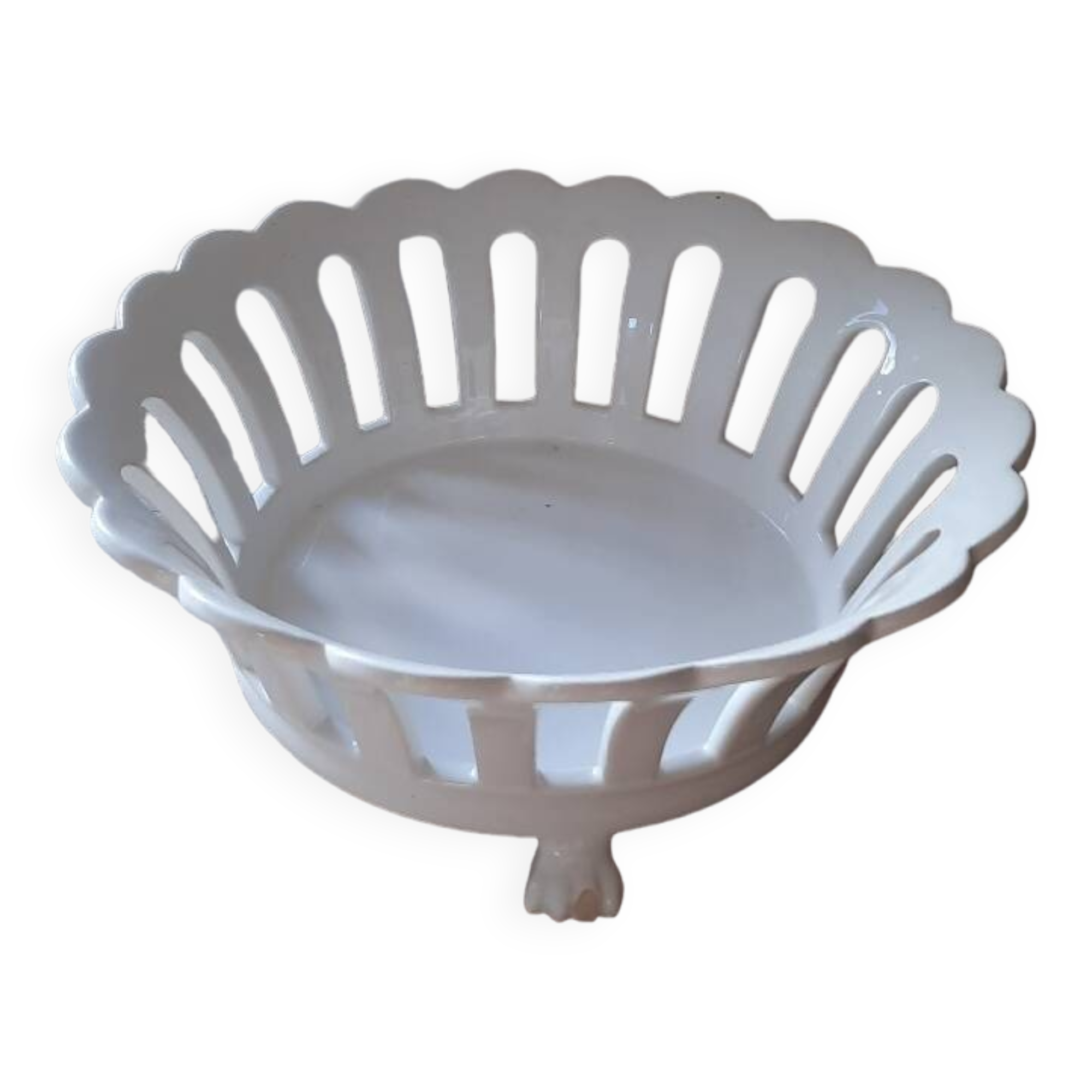 Openwork ceramic basket with feet