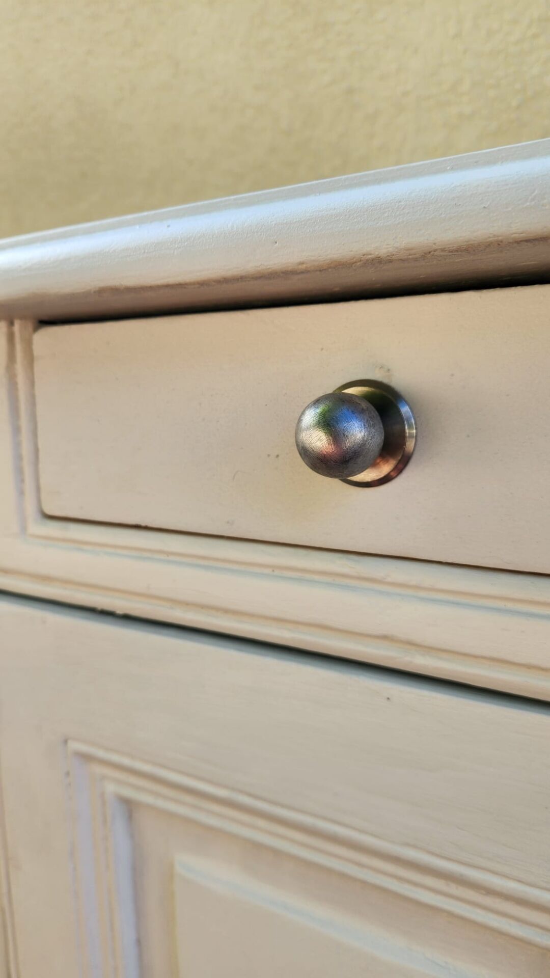 Très beau meuble parisien 2 portes en hêtre peint en gris très clair 1