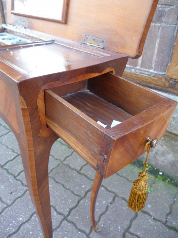 Table and hairdresser at the end of the 19th century