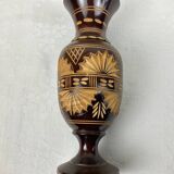 Vase en bois sculpté