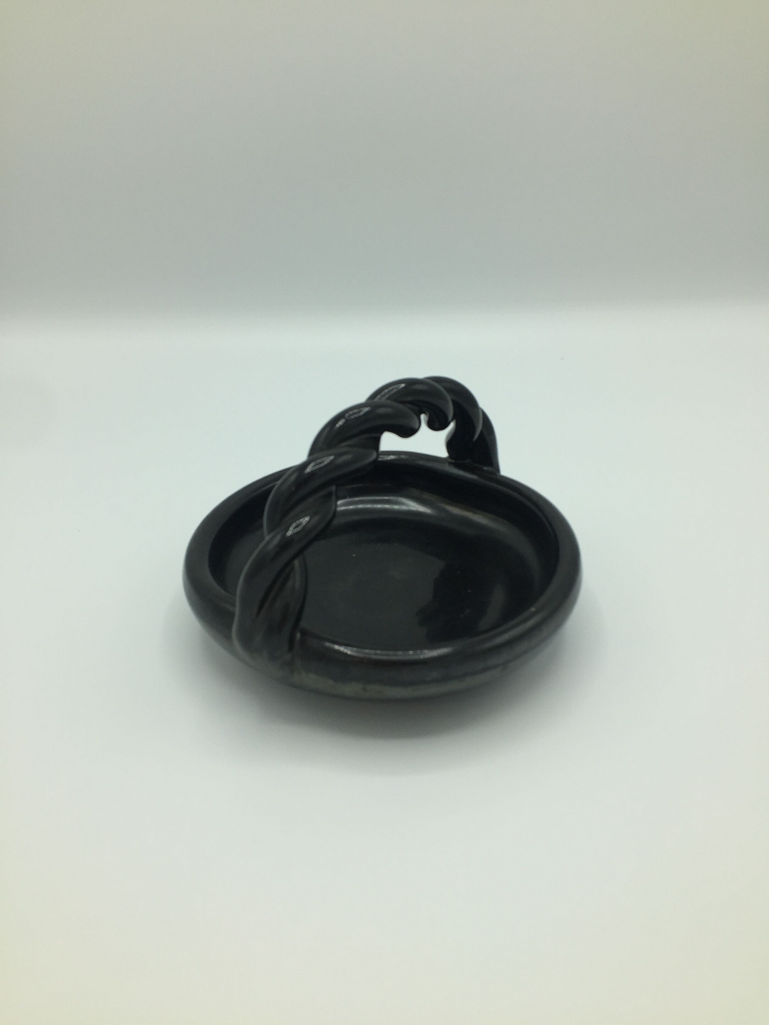 Pretty black ceramic basket braided hanse accost