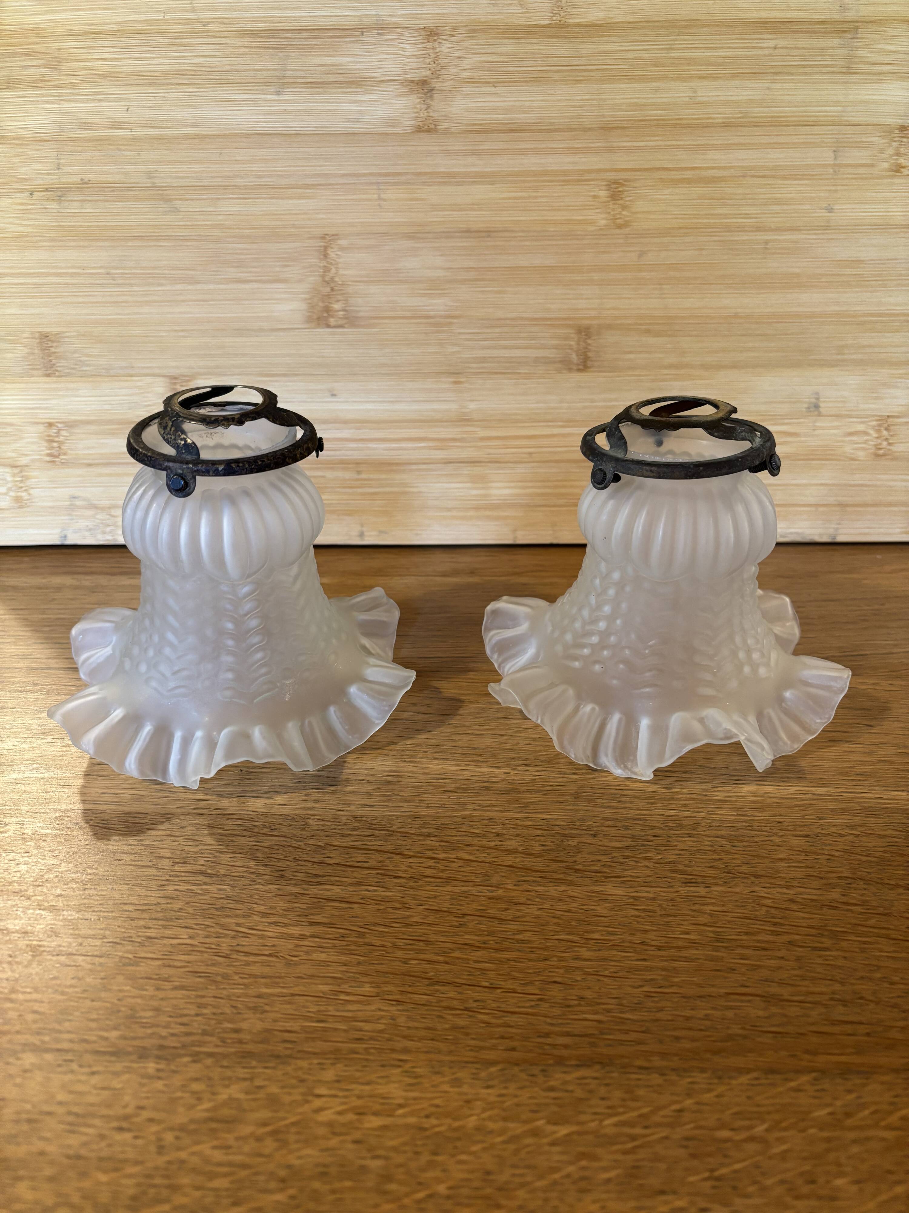 Suspension tulipe opaline dentelée