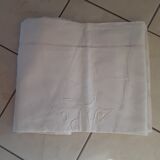 Drap en coton avec jours et monogramme brodé main.