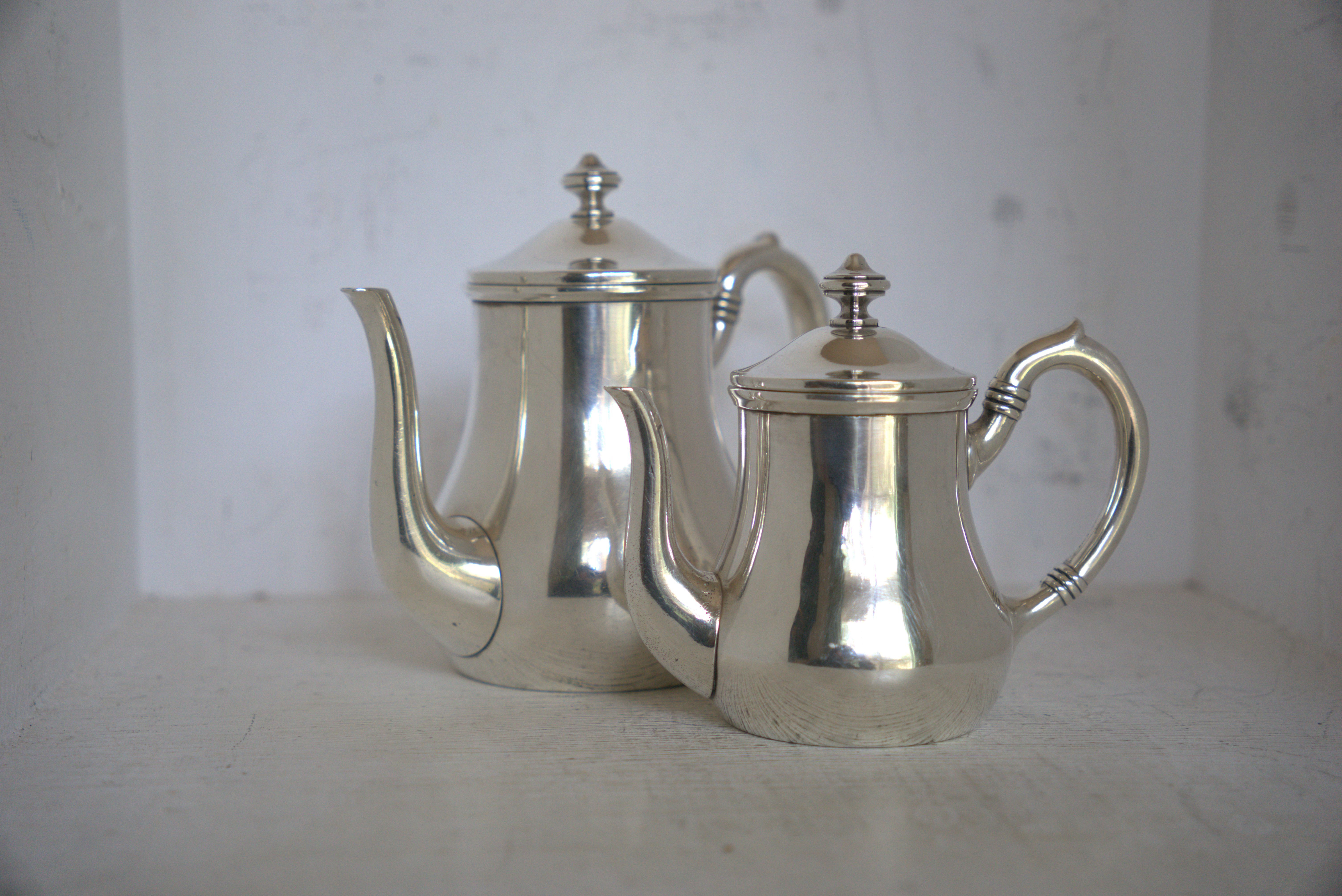Paire de cafetières plaqué argent